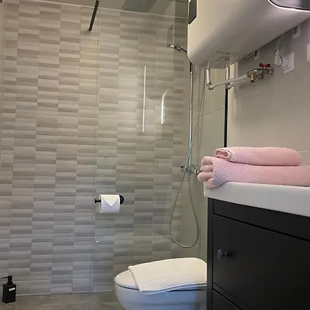 Cozy 2-room - Self Check-in, Free Parking Apartamento