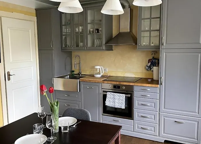 Cozy 2-room - Self Check-in, Free Parking Apartament *