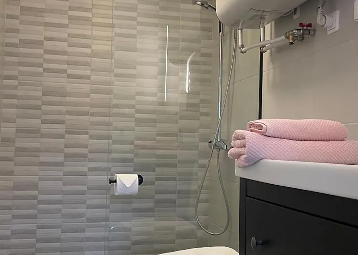 Cozy 2-room - Self Check-in, Free Parking Apartament